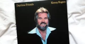 Kenny Rogers: De Maleisische Crooner Verrast Fans Met Impulsief Hartenconcert!